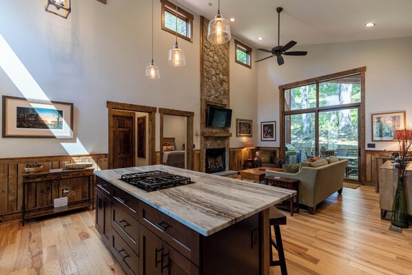 캐빈, 침대(여러 개), 파티오, 산 전망 (Apres Chalet at Eagles Nest) | 내부