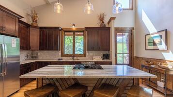 Kabin, Beberapa Tempat Tidur, patio, pemandangan gunung (Apres Chalet at Eagles Nest) | Dapur pribadi | Mesin pembuat kopi/teh