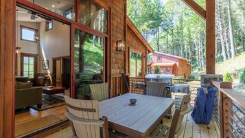 Kabin, Beberapa Tempat Tidur, patio, pemandangan gunung (Apres Chalet at Eagles Nest) | Tempat makan outdoor