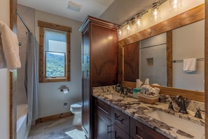 Hytte - flere senge - terrasse - bjergudsigt (Apres Chalet at Eagles Nest) | Badeværelse | Designertoiletartikler, håndklæder, Toiletpapir