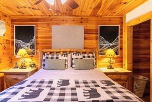 Maison, Plusieurs lits, baignoire à remous, vue sur la montagne (Riverbend Retreat) | 4 chambres, décor unique, ameublement unique, literie fournie