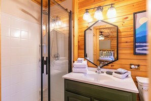 独立别墅, 多张床, 热水浴缸, 山景 (Riverbend Retreat) | 浴室 | 名牌洗护用品、毛巾、卫生纸