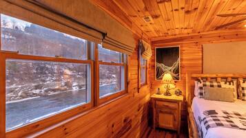 Rumah, Beberapa Tempat Tidur, hot tub, pemandangan gunung (Riverbend Retreat) | 4 kamar tidur dan didekorasi berbeda-beda