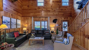 Rumah, Beberapa Tempat Tidur, hot tub, pemandangan gunung (Riverbend Retreat) | Area keluarga | Perapian