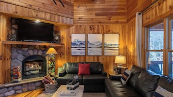 Nhà, nhiều giường, bồn tắm nước nóng, quang cảnh núi (Riverbend Retreat) | Khu phòng khách | Lò sưởi