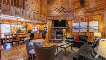 Rumah, Beberapa Tempat Tidur, hot tub, pemandangan gunung (Riverbend Retreat) | Area keluarga | Perapian