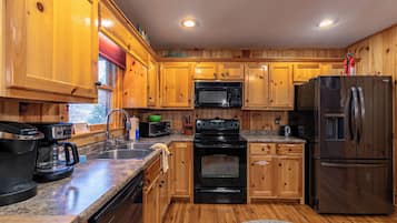 Rumah, Beberapa Tempat Tidur, hot tub, pemandangan gunung (Riverbend Retreat) | Dapur pribadi | Mesin pembuat kopi/teh