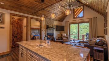 Cabin, Multiple Beds, Patio, Mountain View (2 Bears Retreat at Eagles Nest) | Interior