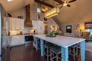 獨棟房屋, 多張床, 熱水浴缸, 山景 (Antlers and Pearls) | 私人廚房 | 咖啡機/沖茶器