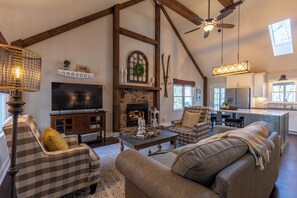 獨棟房屋, 多張床, 熱水浴缸, 山景 (Antlers and Pearls) | 起居區 | 壁爐