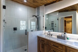 Huis, meerdere bedden, hot tub, uitzicht op bergen (Antlers and Pearls) | Badkamer | Designer toiletartikelen, handdoeken, toiletpapier