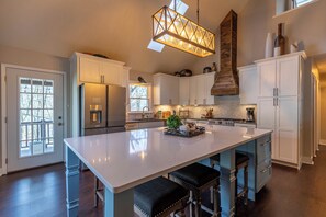 獨棟房屋, 多張床, 熱水浴缸, 山景 (Antlers and Pearls) | 私人廚房 | 咖啡機/沖茶器