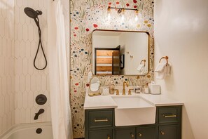 Ferienhaus, 2 Queen-Betten, Whirlpool, Bergblick (Woodland Creek Cabin) | Badezimmer | Designer-Toilettenartikel, Handtücher, Toilettenpapier