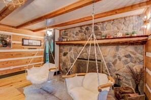 ハウス クイーンベッド 2 台 スパ浴槽 マウンテンビュー (Woodland Creek Cabin) | 内装