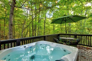 House, 2 Queen Beds, Hot Tub, Mountain View (Woodland Creek Cabin) | Outdoor spa tub