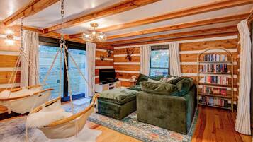 House, 2 Queen Beds, Hot Tub, Mountain View (Woodland Creek Cabin) | Living area