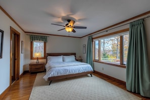 4 bedrooms, individually decorated, individually furnished, bed sheets - Lookout Lodge (Banner Elk)
