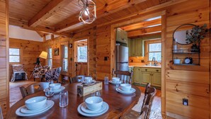Cabin, nhiều giường, sân hiên, quang cảnh núi (Whiskey Creek Cabin) | Khu ăn uống