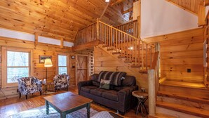 Cabin, nhiều giường, sân hiên, quang cảnh núi (Whiskey Creek Cabin) | Khu phòng khách | Lò sưởi 