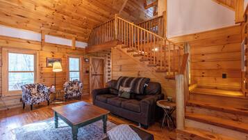 Kabin, Beberapa Tempat Tidur, patio, pemandangan gunung (Whiskey Creek Cabin) | Area keluarga | Perapian