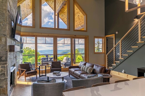 Ferienhaus, Mehrere Betten, Whirlpool, Bergblick (Wine Down at Eagles Nest) | Wohnbereich | Kamin