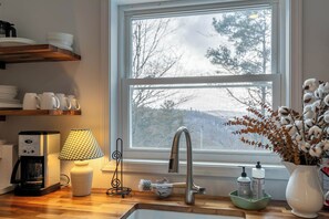 Interior - Day Dreamin' (Boone)