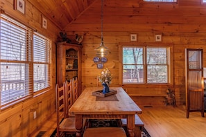 كابينة - عدة أسرّة - برواق - منظر للجبل (Timber Lodge) | تناول الطعام داخل الغرفة