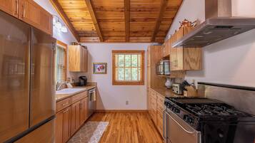 Rumah, Beberapa Tempat Tidur, patio, pemandangan gunung (Knotty Pine ) | Dapur pribadi | Mesin pembuat kopi/teh