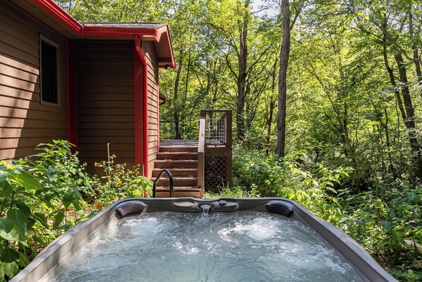 Outdoor spa tub - Banner Elk River Lodge (Banner Elk)