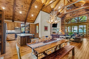 Hus, flere senger, spabadekar, fjellutsikt (Blue Ridge View at Eagles Nest) | Spiseområde