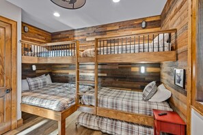 Casa, várias camas, banheira de imersão, vista para a montanha (Blue Ridge View at Eagles Nest) | 4 quartos, individualmente decorados, individualmente mobiliados