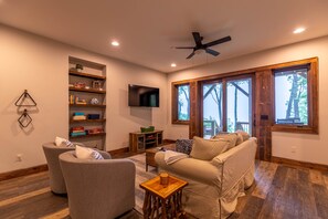 House, Multiple Beds, Hot Tub, Mountain View (Blue Ridge View at Eagles Nest) | Living area | Fireplace