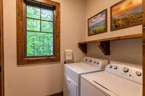 Hus - flere senge - boblebad - bjergudsigt (Blue Ridge View at Eagles Nest) | Interiør