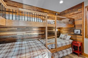 Casa, letti multipli, idromassaggio, vista montagna (Blue Ridge View at Eagles Nest) | 4 camere, con stile personalizzato, con arredamento individuale