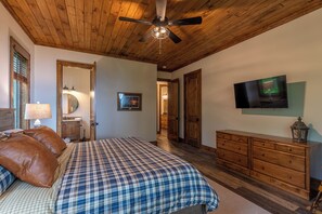 Hus - flere senge - boblebad - bjergudsigt (Blue Ridge View at Eagles Nest) | 4 soveværelser, individuelt design, individuel indretning, sengetøj