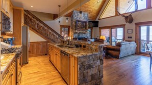 Private kitchen - Mountain Valley Lodge at Eagles Nest (Elk Park)