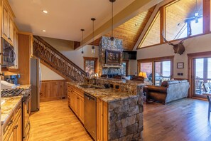 獨棟房屋, 多張床, 庭院, 山景 (Mountain Valley Lodge at Eagles Nest) | 私人廚房 | 咖啡機/沖茶器