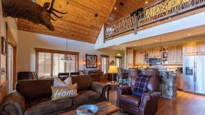 Living area - Mountain Valley Lodge at Eagles Nest (Elk Park)