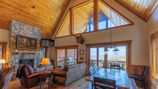 Living area - Mountain Valley Lodge at Eagles Nest (Elk Park)