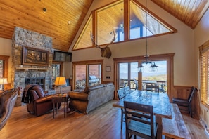 Ferienhaus, Mehrere Betten, Terrasse, Bergblick (Mountain Valley Lodge at Eagles Nest) | Wohnbereich | Kamin
