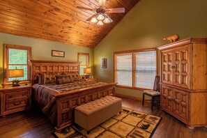 Cabana, várias camas, varanda, vista para a montanha (Bearadise Cabin) | 3 quartos, individualmente decorados, individualmente mobiliados