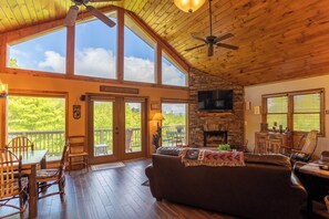 Cabana, várias camas, varanda, vista para a montanha (Bearadise Cabin) | Área de estar | Lareira