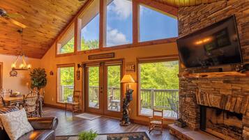 Kabin, Beberapa Tempat Tidur, patio, pemandangan gunung (Bearadise Cabin) | Area keluarga | Perapian