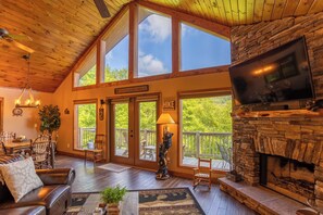 Ferienhütte, Mehrere Betten, Terrasse, Bergblick (Bearadise Cabin) | Wohnbereich | Kamin