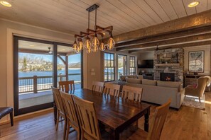 Hytte, flere senger, terrasse, fjellutsikt (Lakeshore Retreat at Sweetgrass) | Innvendig