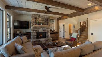 Chalet rustique, Plusieurs lits, patio, vue sur la montagne (Lakeshore Retreat at Sweetgrass) | Aire de séjour | Foyer