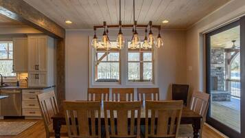 Chalet rustique, Plusieurs lits, patio, vue sur la montagne (Lakeshore Retreat at Sweetgrass) | Restauration