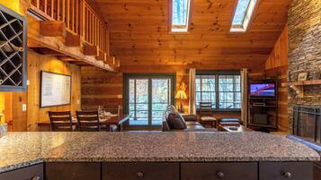 Kabin, 1 Tempat Tidur King, hot tub, pemandangan gunung (Paradise Found) | Area keluarga | Perapian