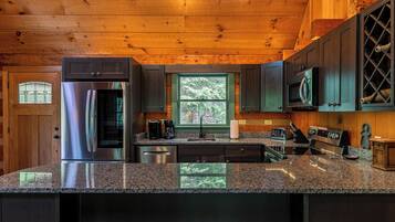 Kabin, 1 Tempat Tidur King, hot tub, pemandangan gunung (Paradise Found) | Dapur pribadi | Mesin pembuat kopi/teh