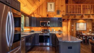 Kabin, 1 Tempat Tidur King, hot tub, pemandangan gunung (Paradise Found) | Dapur pribadi | Mesin pembuat kopi/teh